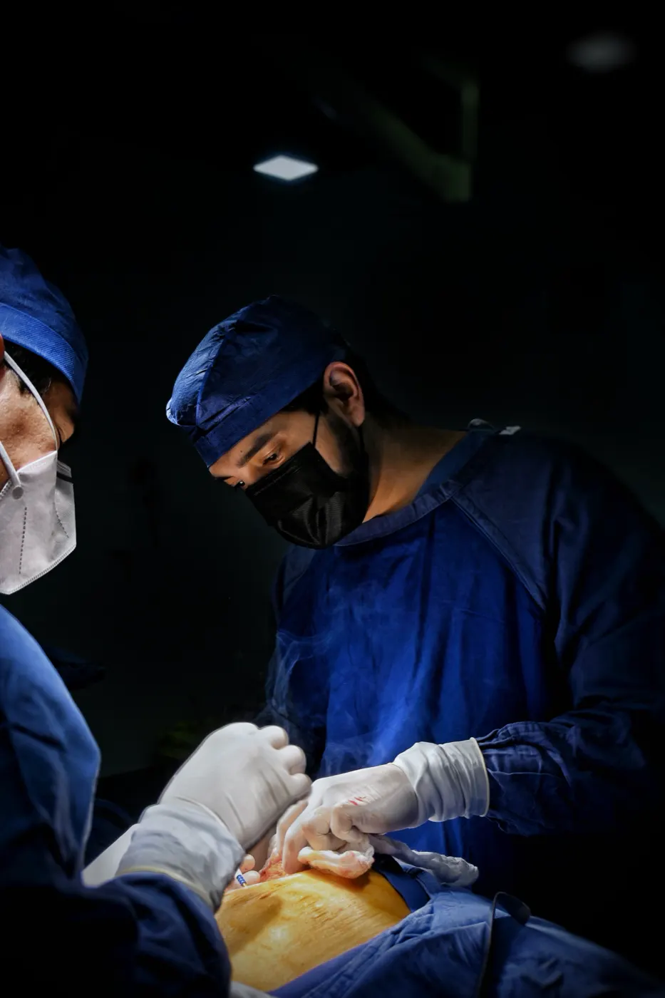 Dr. Marco Ponce operando en quirófano