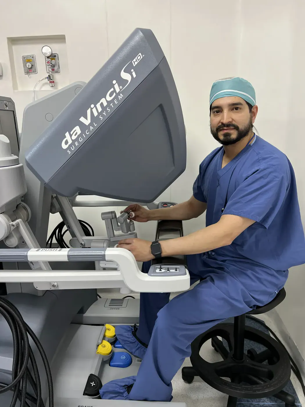 Dr. Marco Ponce en consola quirúrgica Da Vinci