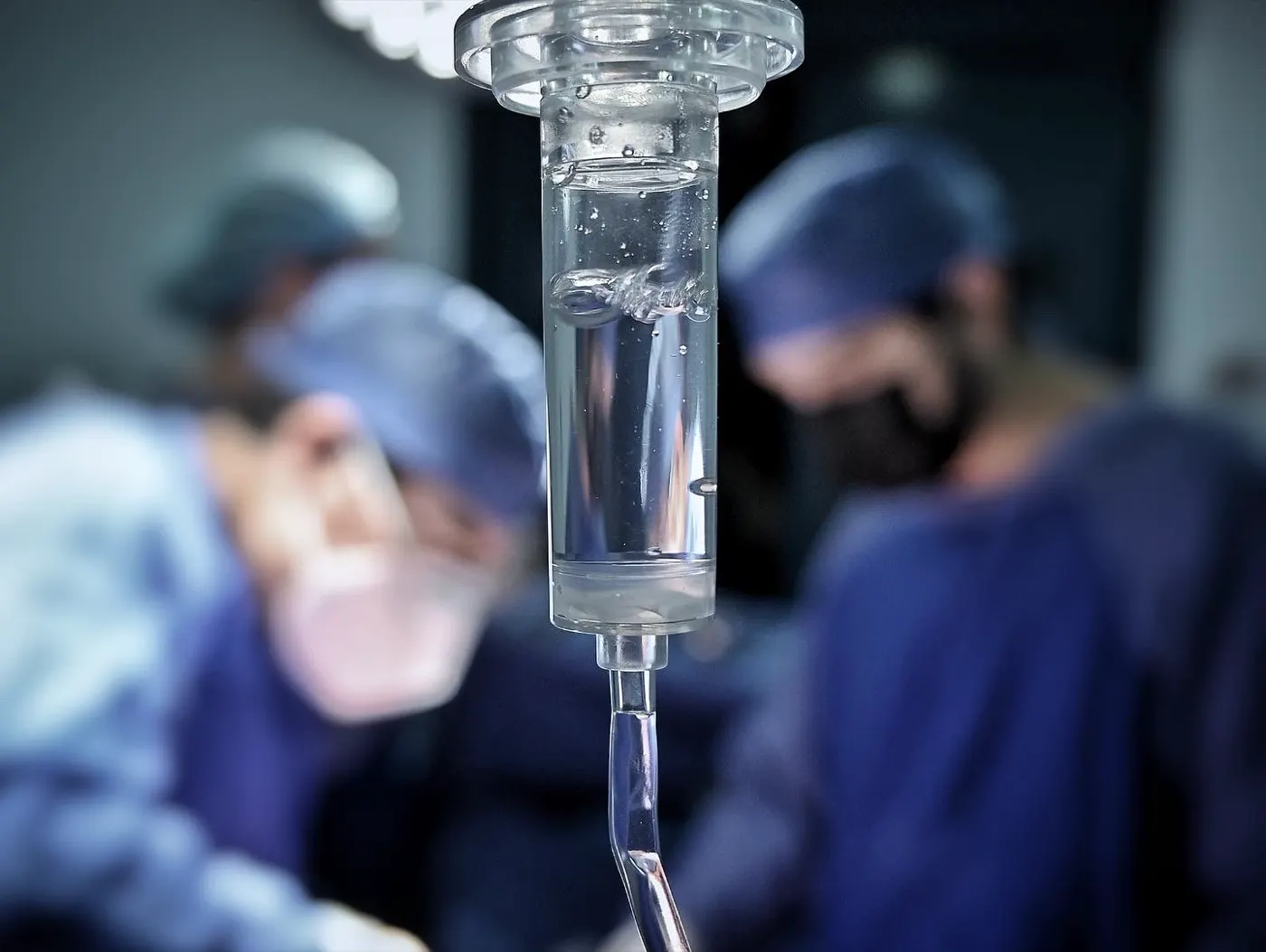 Detalle de equipo de infusión durante cirugía