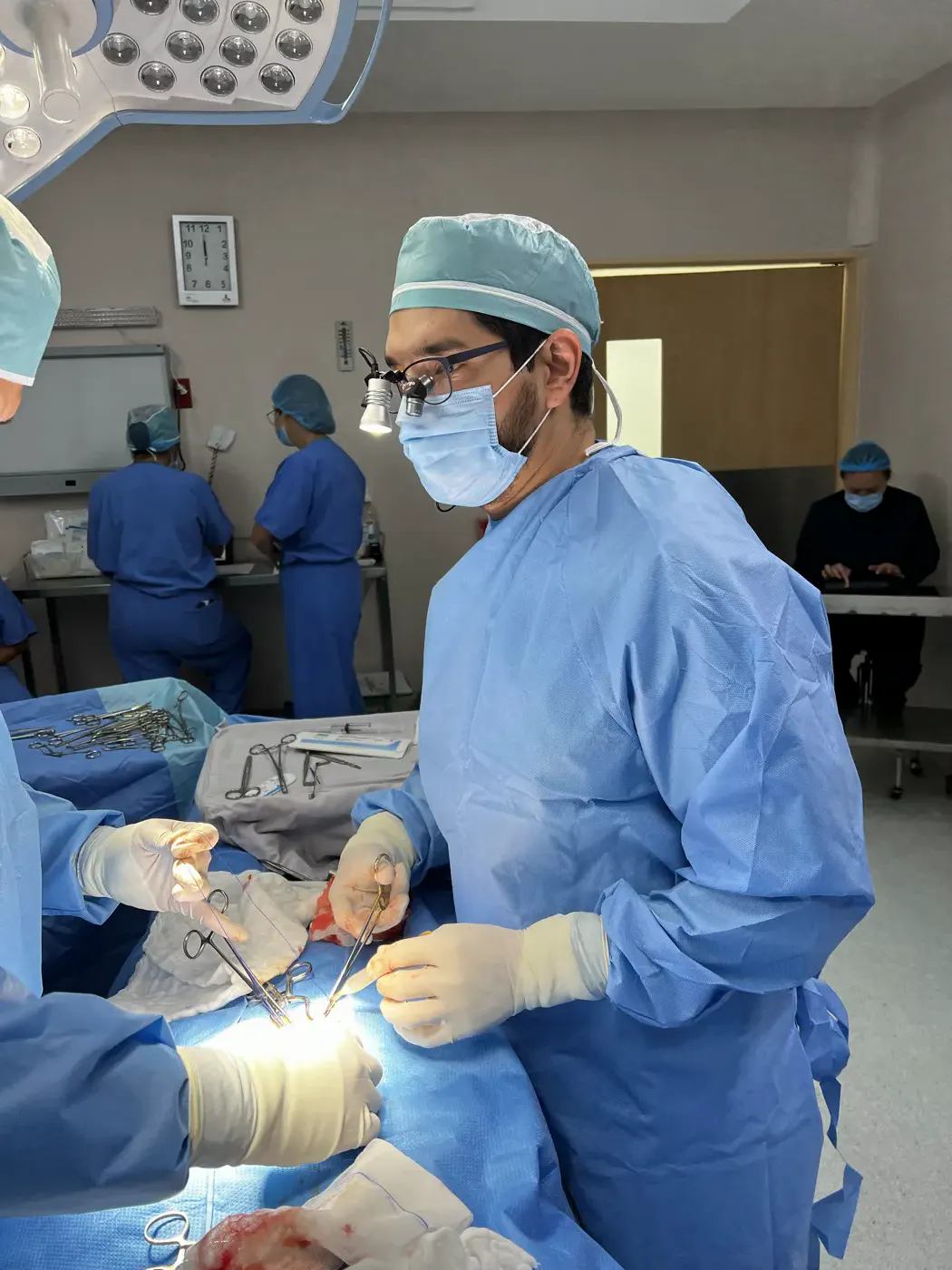 Dr. Marco Ponce y su equipo durante una cirugía