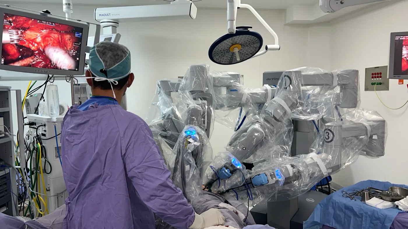 Cirugía asistida por robot en quirófano